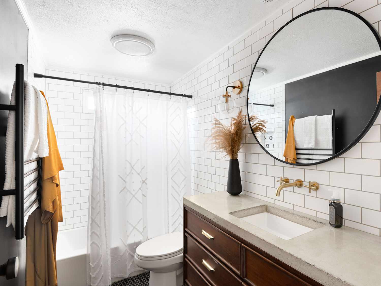 Selecting Finishes for Small Baths: Expert Tips for Stunning Spaces