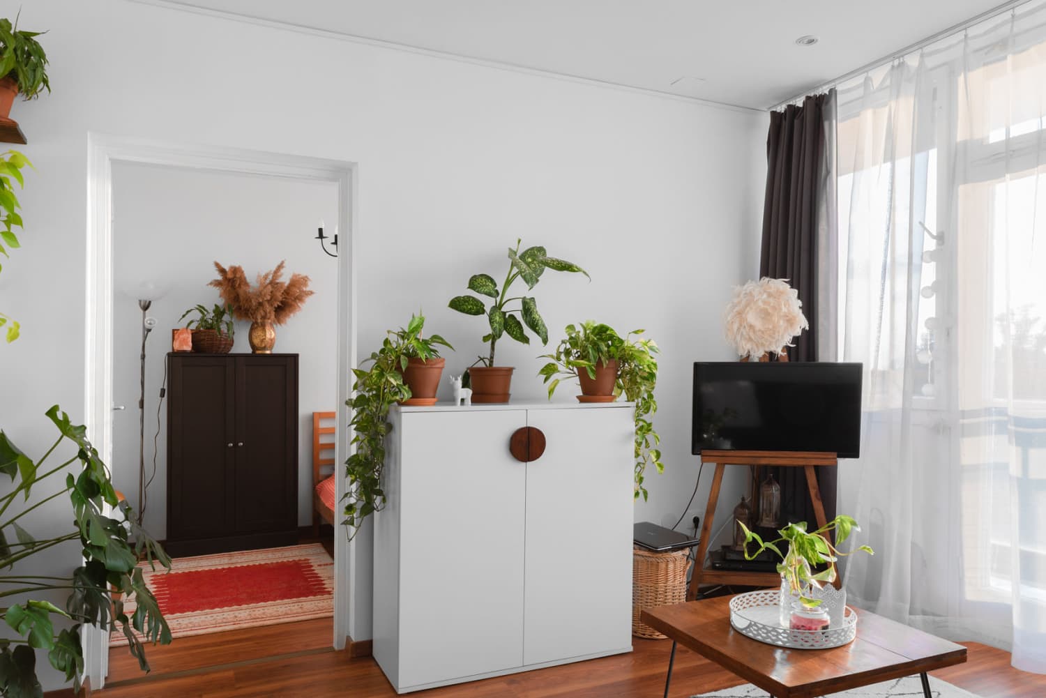 A 527-Square-Foot Condo Was Decorated Beautifully on a Budget
