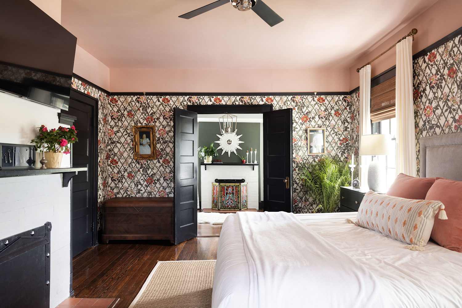 This Wallpaper Changes with the Seasons (You Have to See It!)