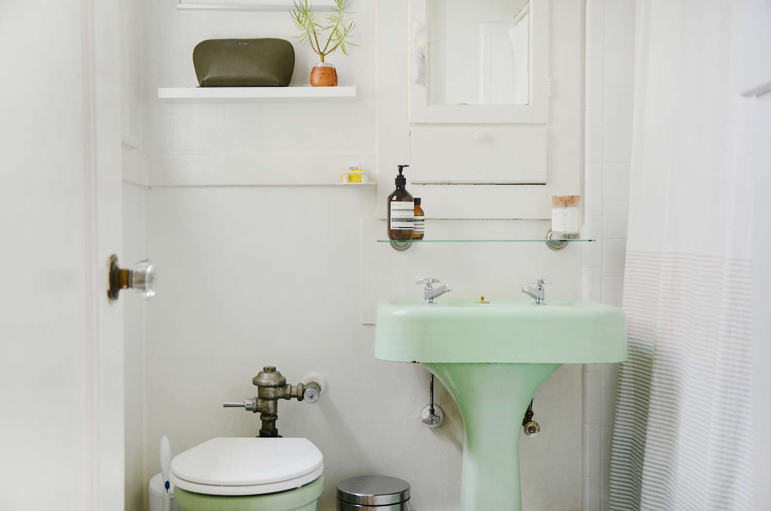 I Spontaneously Painted My Bathroom at Midnight, and It’s the Best Decision I’ve Made in Forever