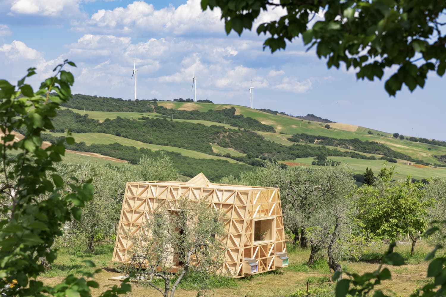 You Can Sleep Surrounded By 1 Million Bees in This Italian “Air Bee and Bee”