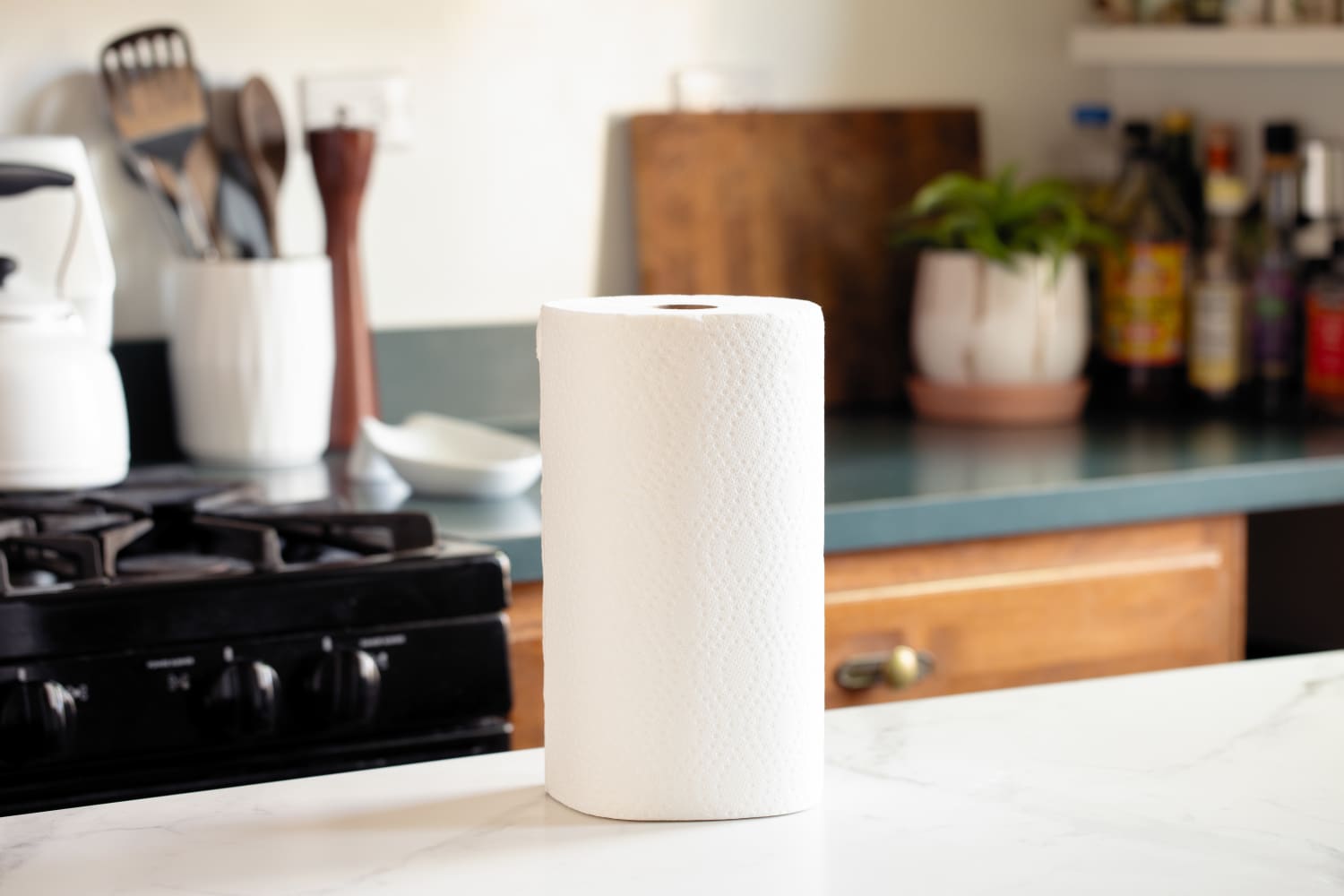Amazon Shoppers Swear By This Paper Towel With an Ingenious Feature (It Has More Than 7,200 5-Star Reviews!)