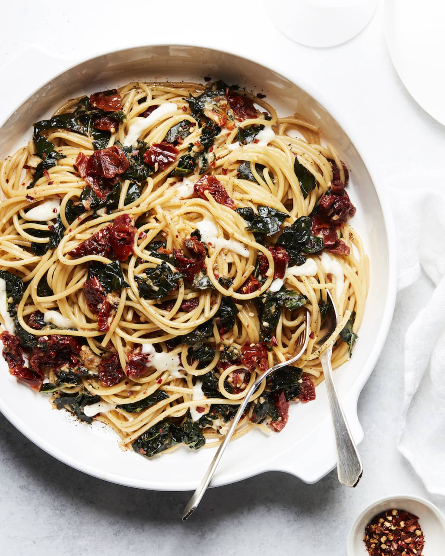 This Garlicky Sun-Dried Tomato Pasta Is a Weeknight Favorite