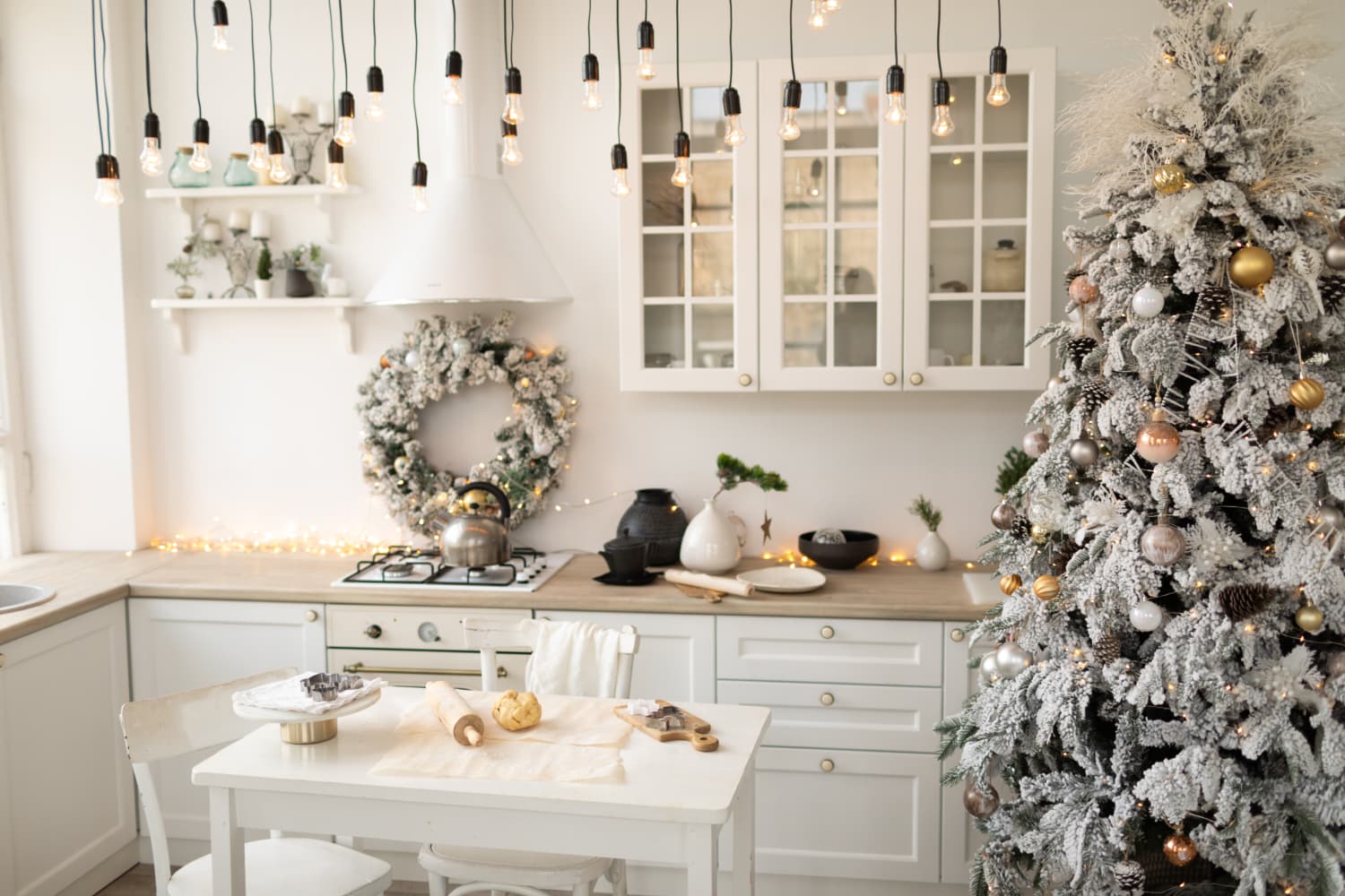 5 Ways to Make Your Home Smell Like Christmas, According to a Fragrance Expert
