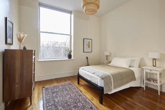 5 Things Feng Shui Experts Say Never to Do If You Have a Small Bedroom