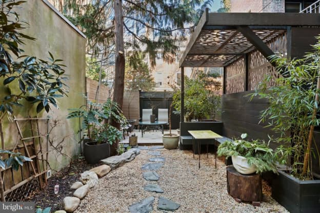 This Townhome's Zen Garden Is the Most Relaxing Thing I've Seen This Week
