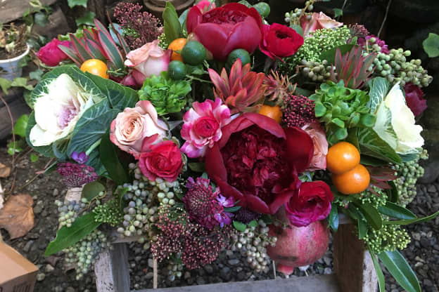 How to Create the Perfect Bouquet to Bring to Thanksgiving Dinner