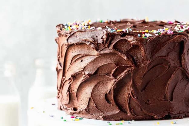 This Cake-Serving Hack Makes Cutting Round Cakes a Breeze