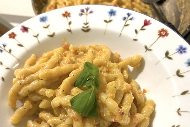 I Tried The Pasta Queen's No-Cook Tomato Sauce and It's My New Summer Go-To