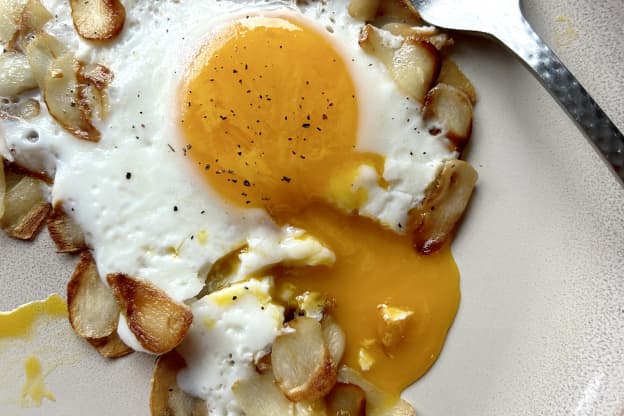 This TikTok Trick for Frying Eggs Is an Easy Way to Upgrade Your Breakfast