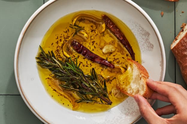 This Lemony, Garlicky Dipping Oil Is the 15-Minute Party App You Need Right Now