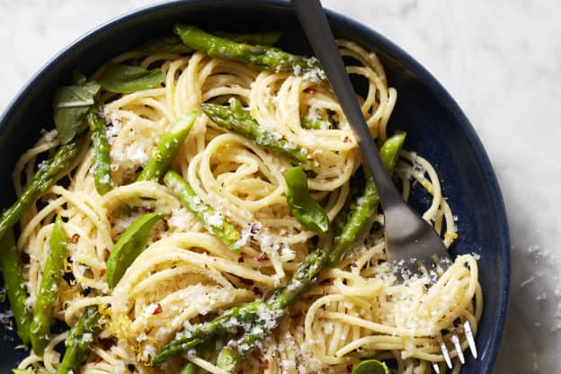 Lemony Asparagus Pasta Is a Vegetarian Crowd-Pleaser
