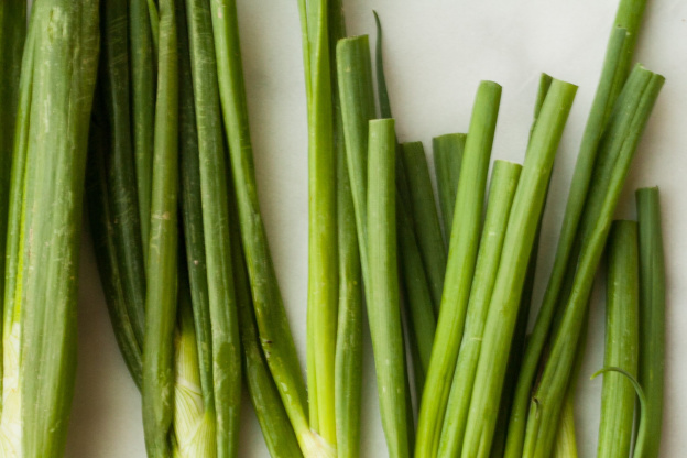 What's the Difference Between Scallions, Green Onions, and Spring Onions?