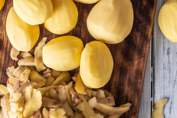 Everyone Just Discovered the Correct Way to Use a Potato Peeler, and People Are Speechless