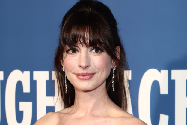 Anne Hathaway's Ingenious Cupcake Hack Is a Show-Stopping Move That We Can All Appreciate