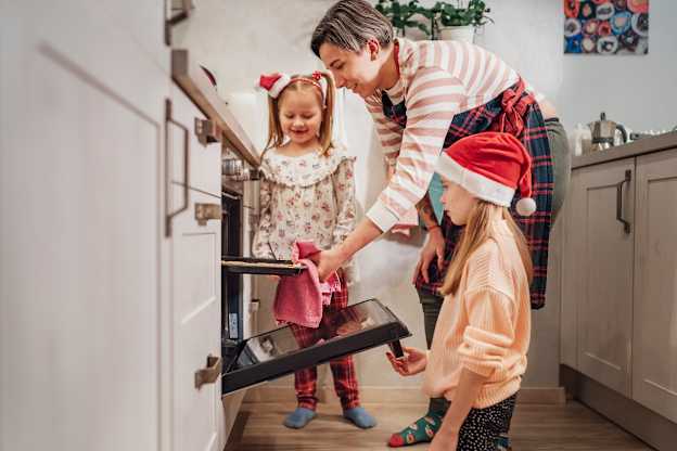 Williams Sonoma's Cute Charlie Brown Baking Pan Is a Holiday Must-Have