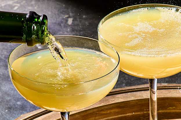 I'm a Sommelier — Here's My Best Tip for Buying Cheap Bottles of Bubbly During the Holidays