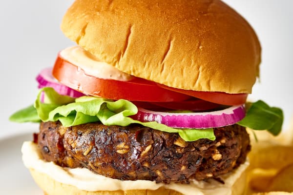 This 5-Ingredient Black Bean Burger Is the Only Veggie Burger Recipe You Need