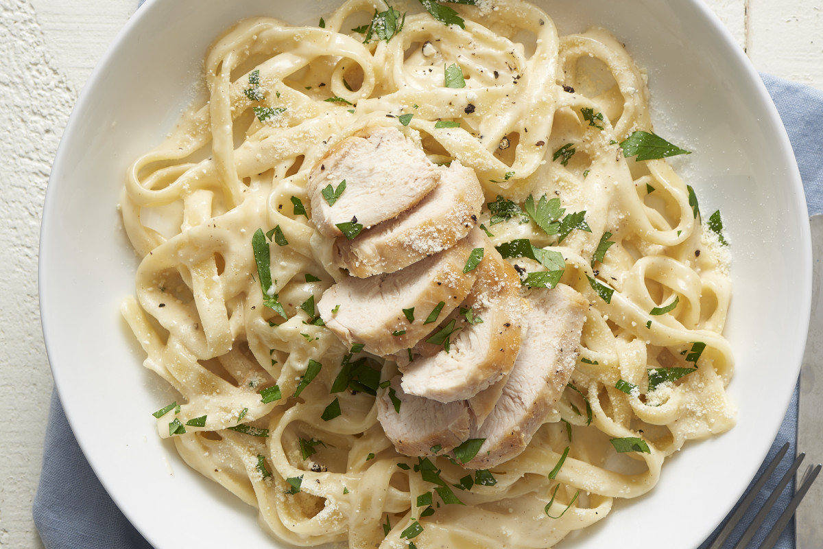 How to Make Classic Chicken Alfredo Pasta: The Easiest, Simplest Method