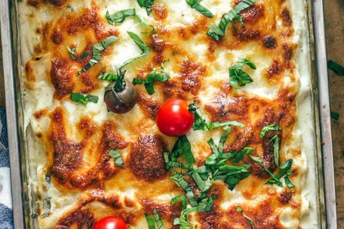 All I Want to Eat Right Now Is This Creamy White Chicken Caprese Lasagna