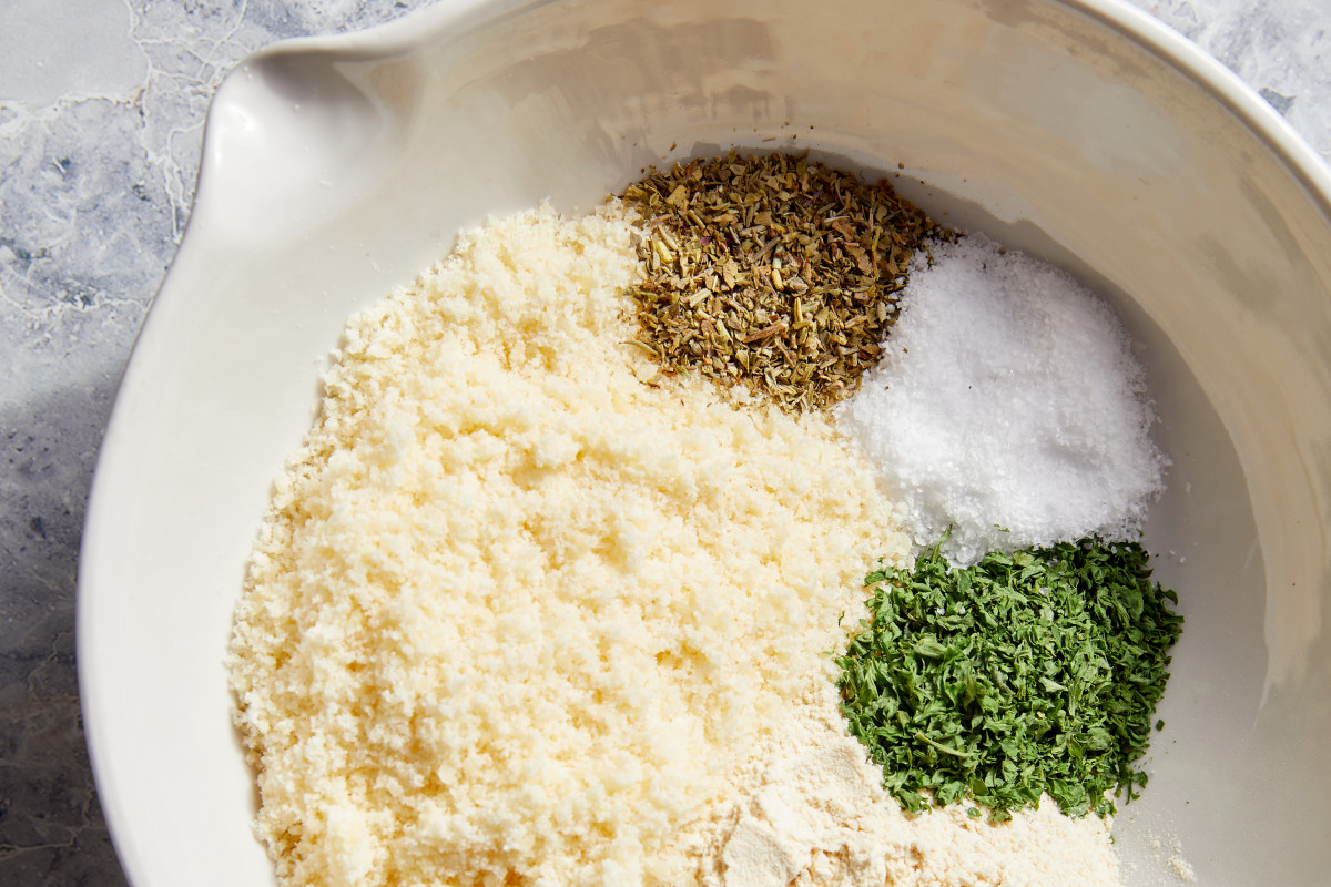 This 5-Ingredient Seasoning Blend Is the Secret to Instant Garlic Bread