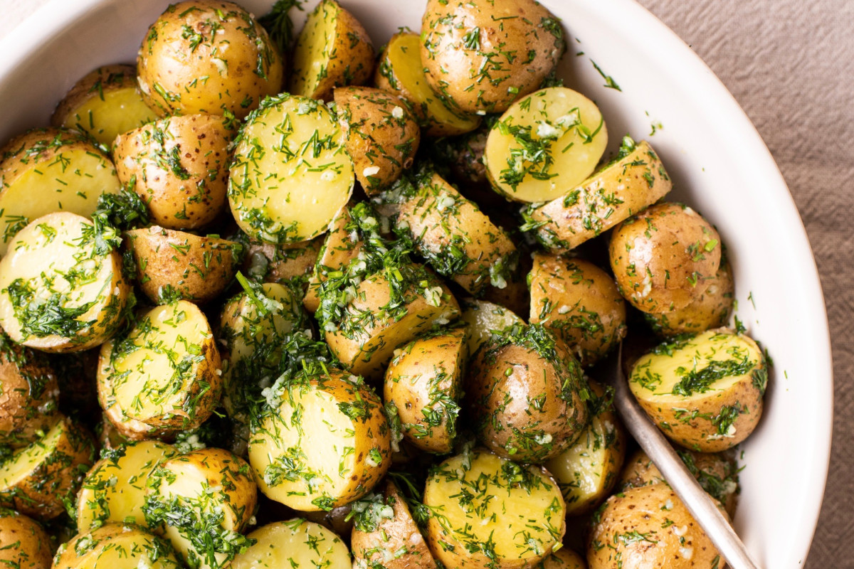 These 4-Ingredient Garlicky Potatoes Are My Favorite Spring Side Dish