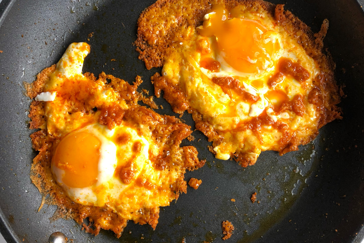 Spicy, Cheesy Buffalo Fried Eggs Are My New Favorite Breakfast