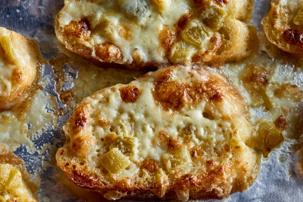 Cheesy, Garlicky Josephinas Are the Retro Appetizers That Deserve a Comeback