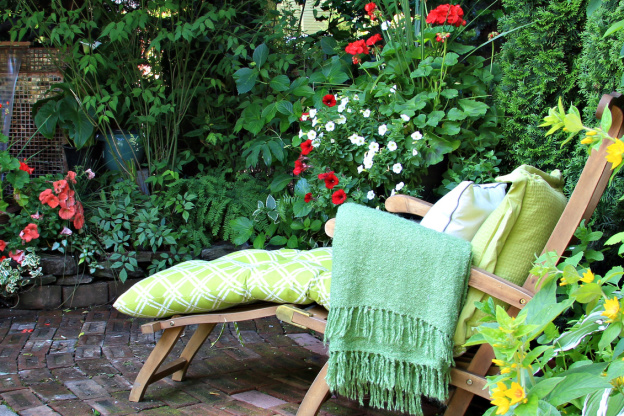 The Super-Simple Way to Clean Bird Poop off Your Patio Pavers
