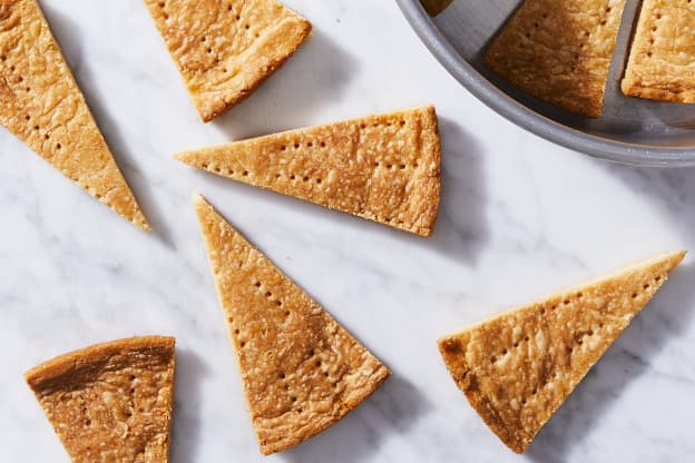 These Delicate, Flaky Shortbread Cookies Make a Wonderful Gift