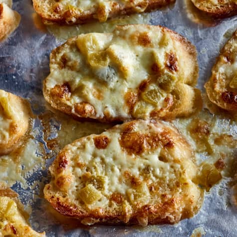 Cheesy, Garlicky Josephinas Are the Retro Appetizers That Deserve a Comeback