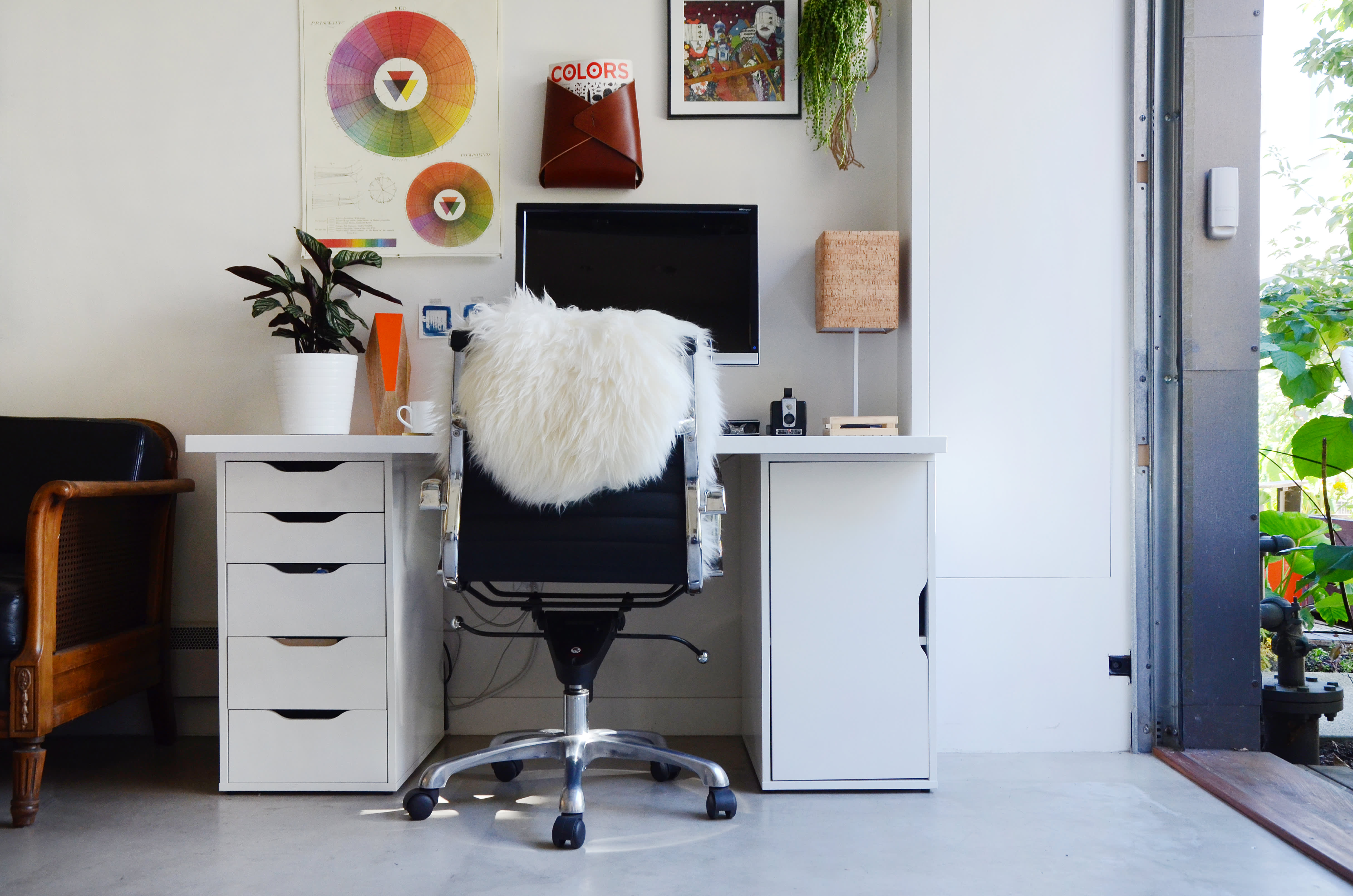 How To Choose a Desk for Your Home Office