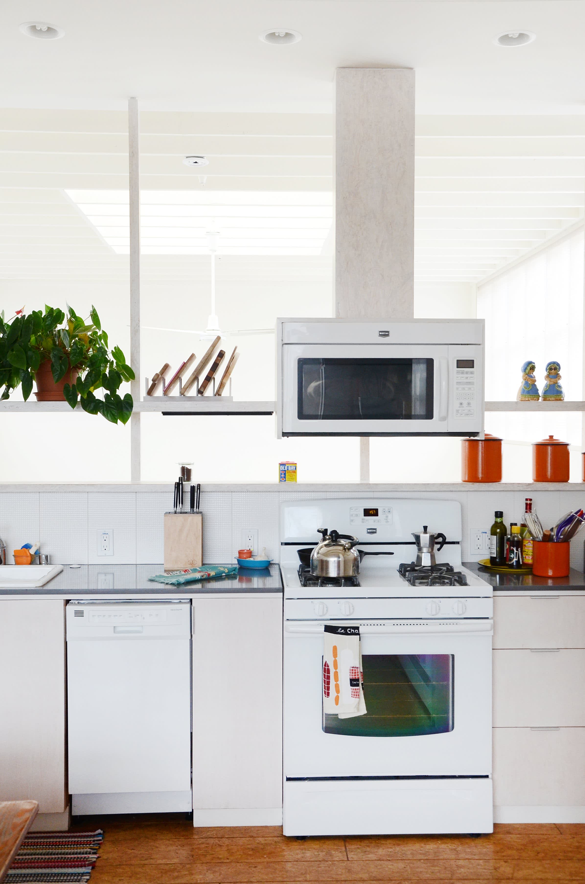 21 Things to Clean, Organize, and Declutter While You’re Waiting for the Microwave to Beep