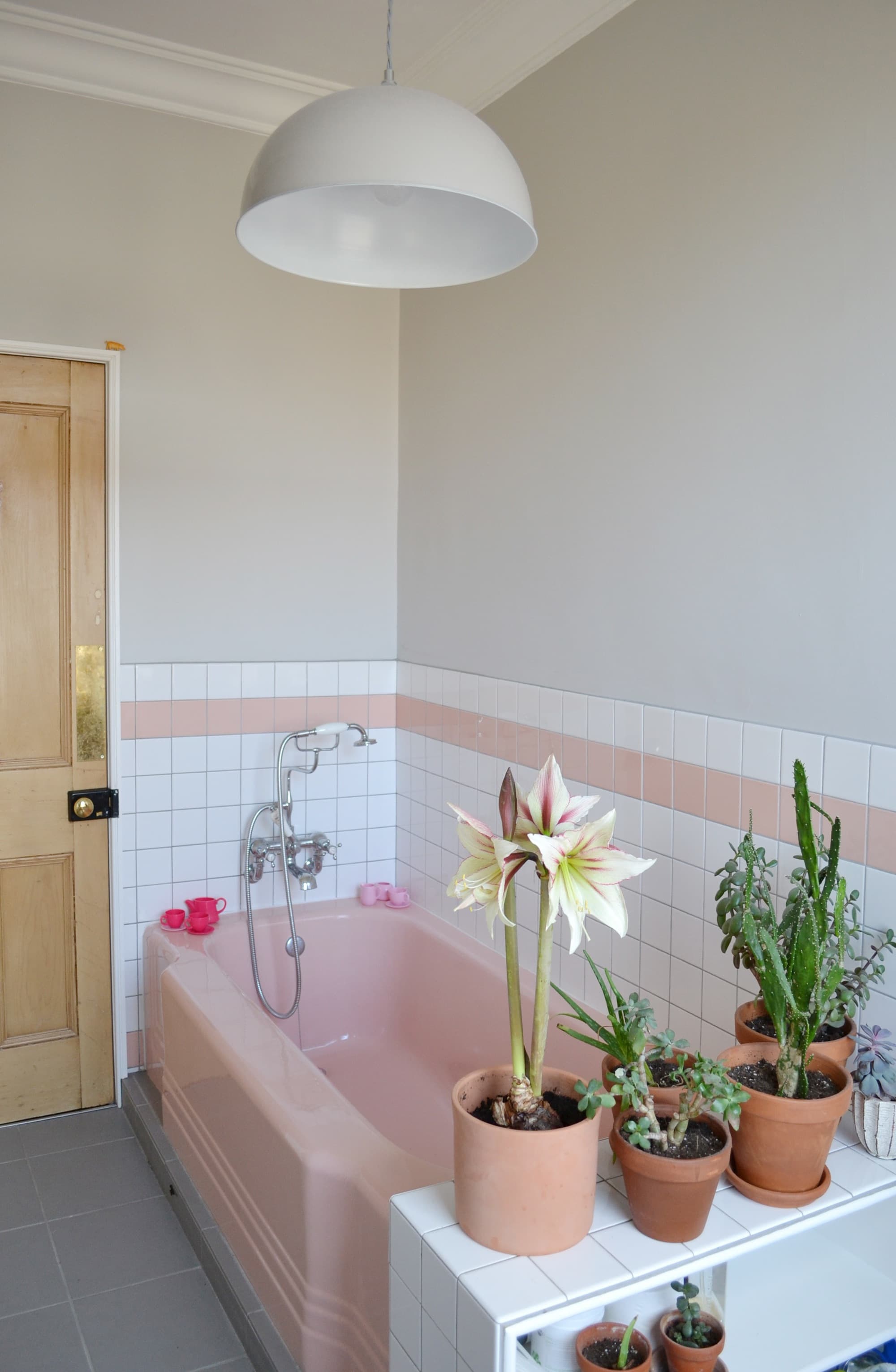 Ideas to decorate a pink bathroom - using classic kitsch designs - Retro  Renovation
