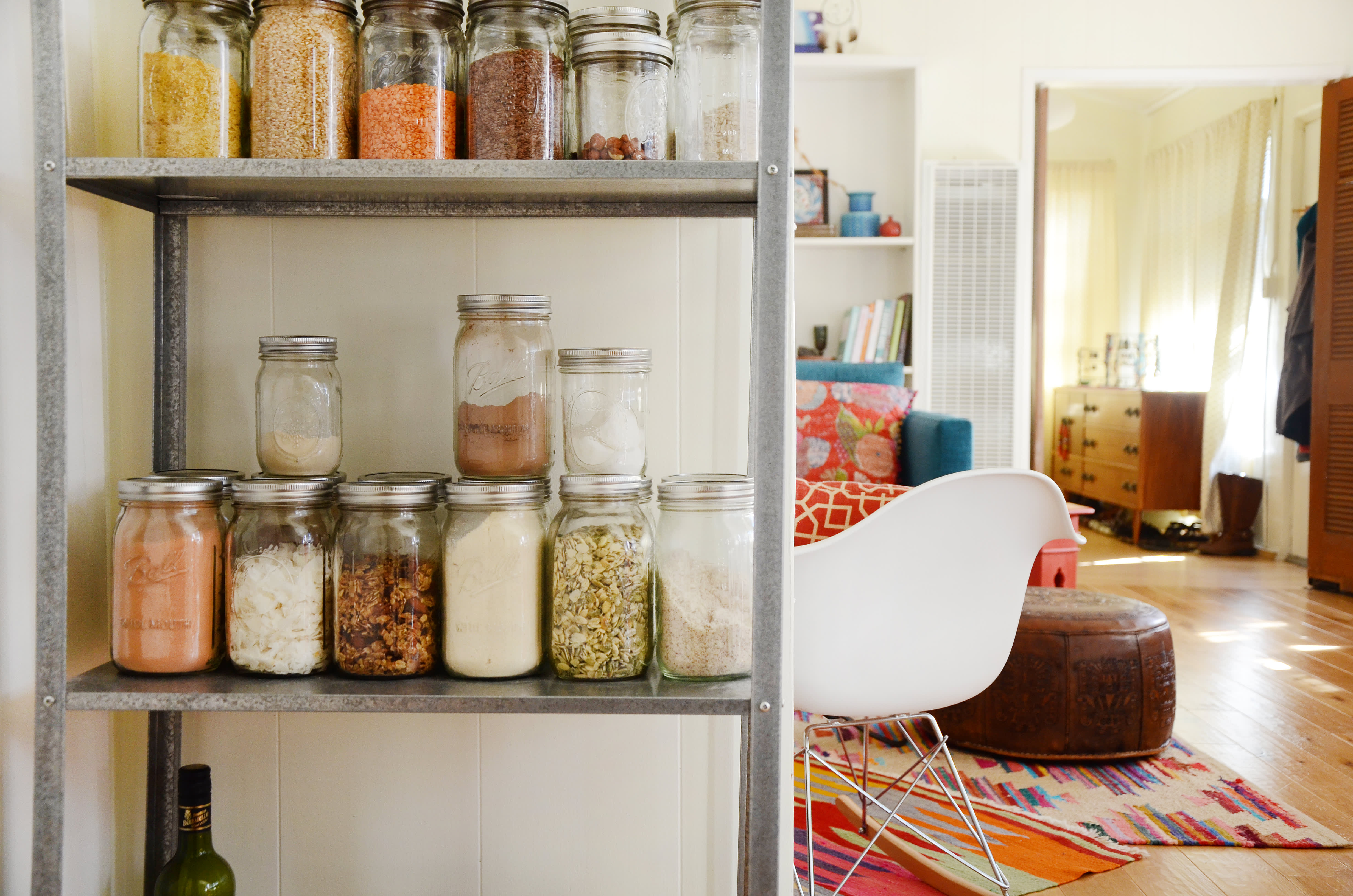 10 Inspiring Kitchens Organized with Glass Jars  Kitchen organization  pantry, Kitchen inspirations, Open pantry