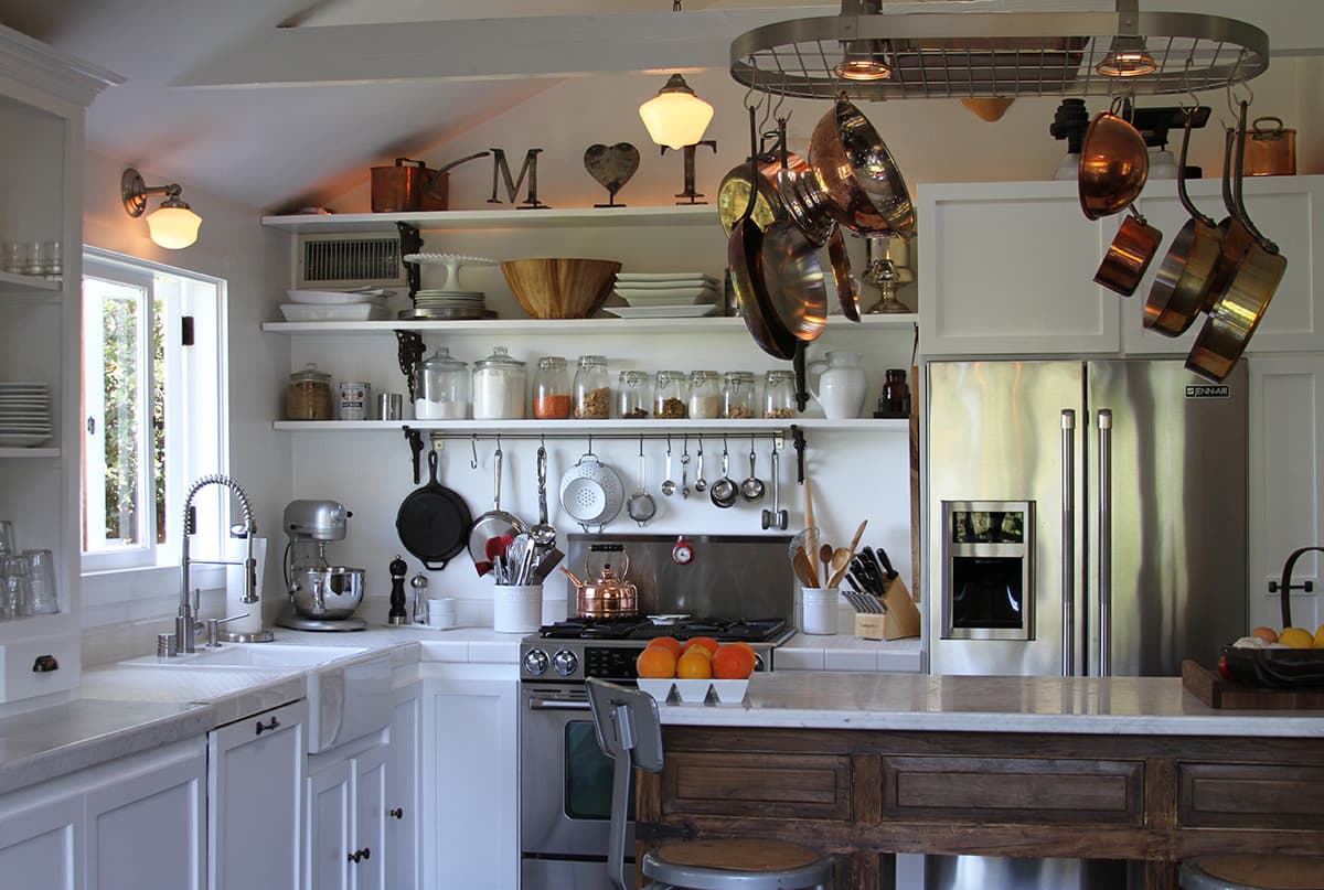 How (and Why) to Combine Open Shelves and Cabinets in Your Kitchen