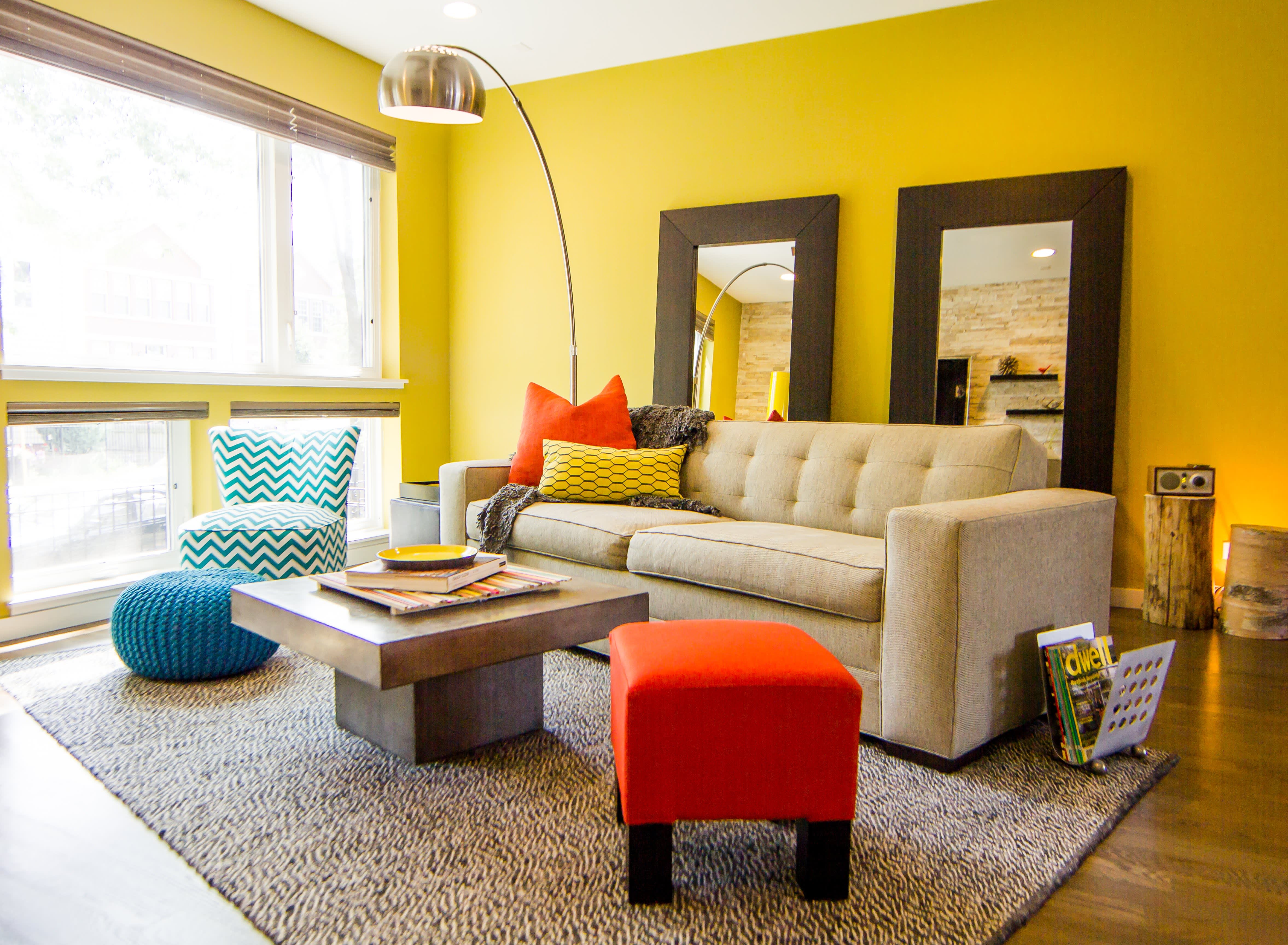 Цвета стен в интерьере гостиной. Интерьер в ярких тонах. Желтая гостиная. Гостиная в желтом цвете. Желтый диван в интерьере.