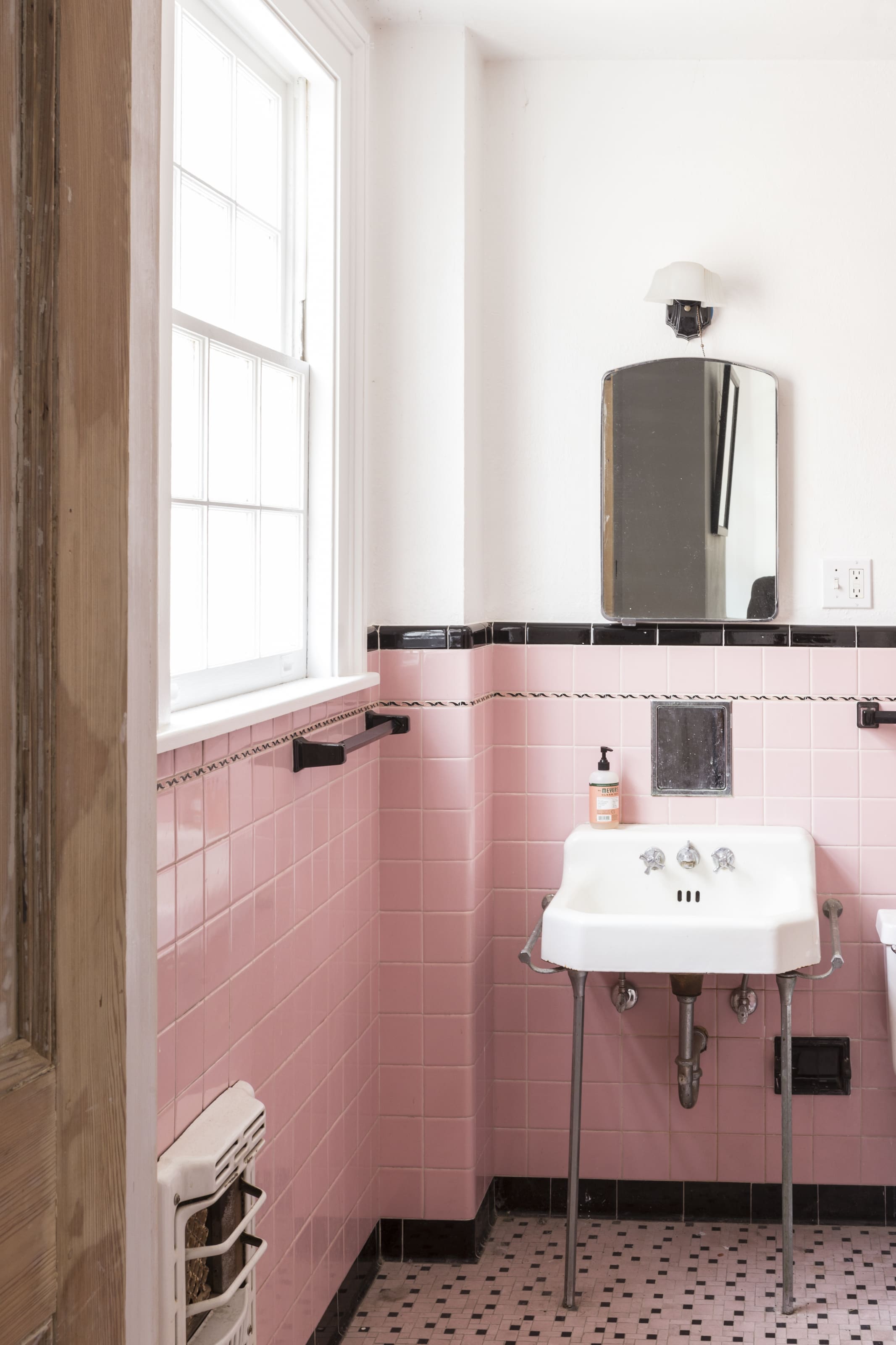 Charming Old Pink Tile Bathroom Decorating Ideas