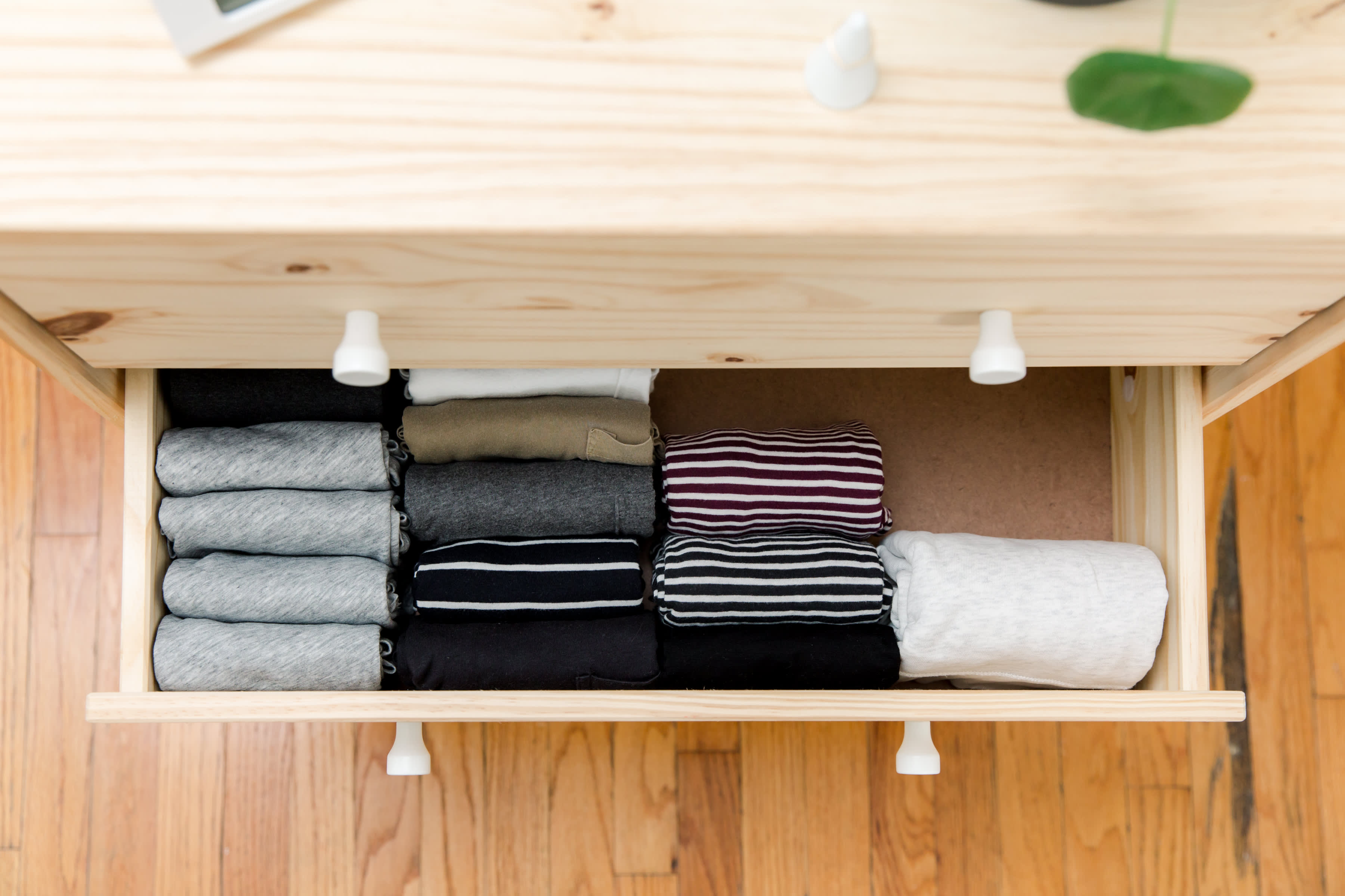 How to Suck Air Out of Clothes for Storage : Home Organizing 