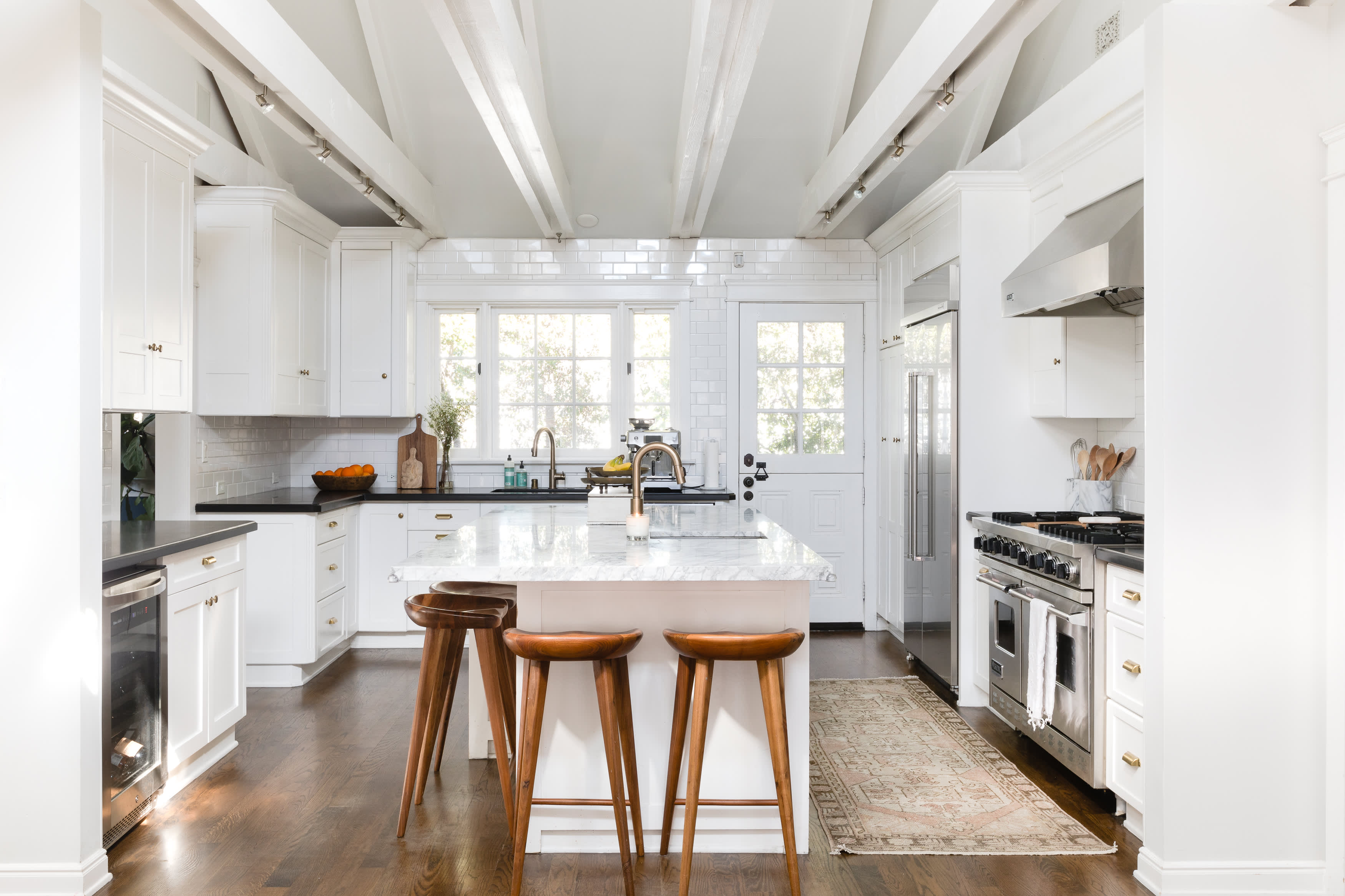 10 of the Most Popular Farmhouse Kitchens on Apartment Therapy