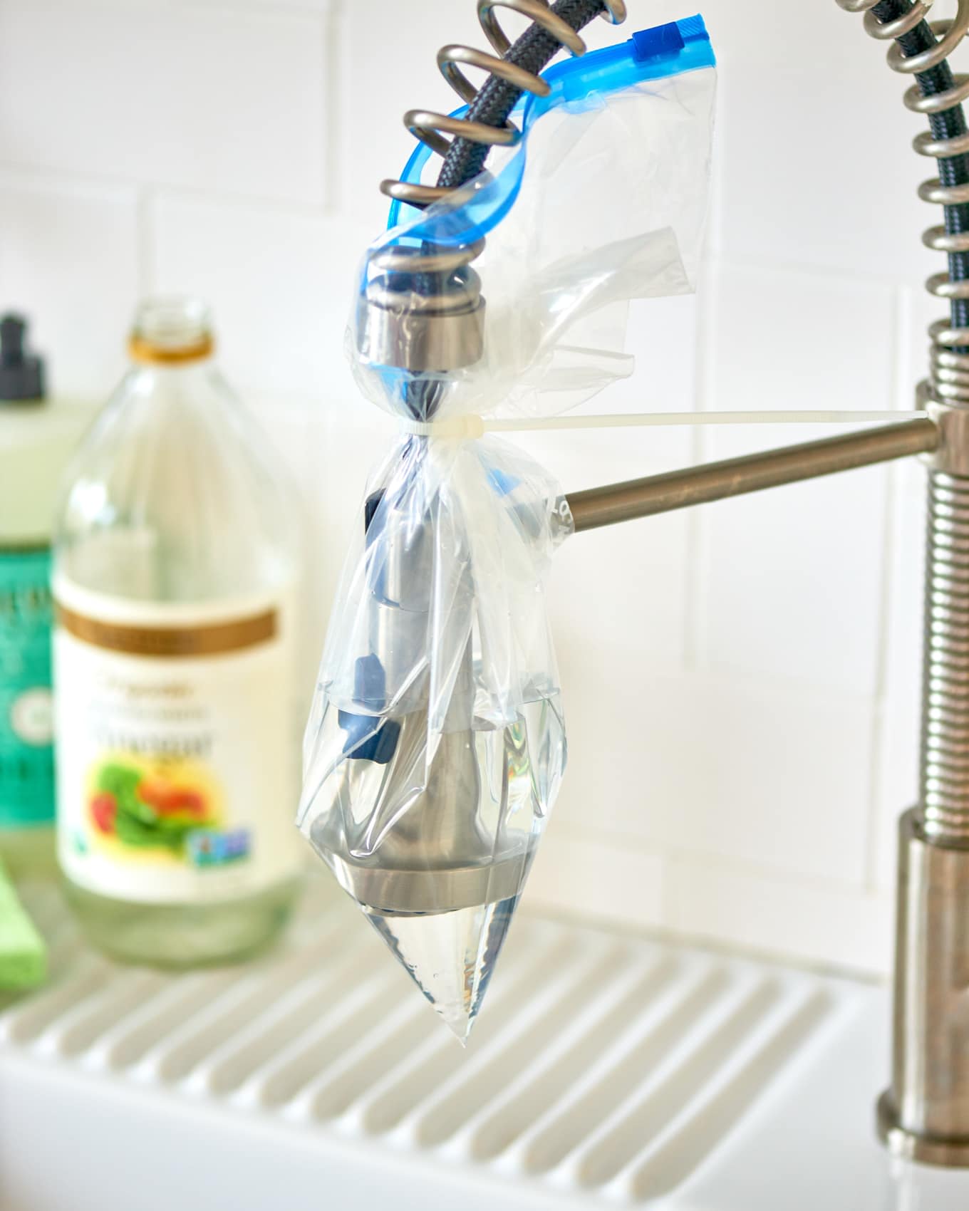 How to Clean Kitchen Faucets with vinegar?