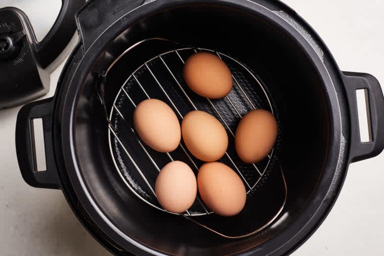Electric Egg Cooker with 12 Eggs Capacity Noise Free Multi-function Egg Maker FSGHJJKN Egg Cooker Soft/Medium/Hard Boiled Egg Cooker with Automatic Shut Off