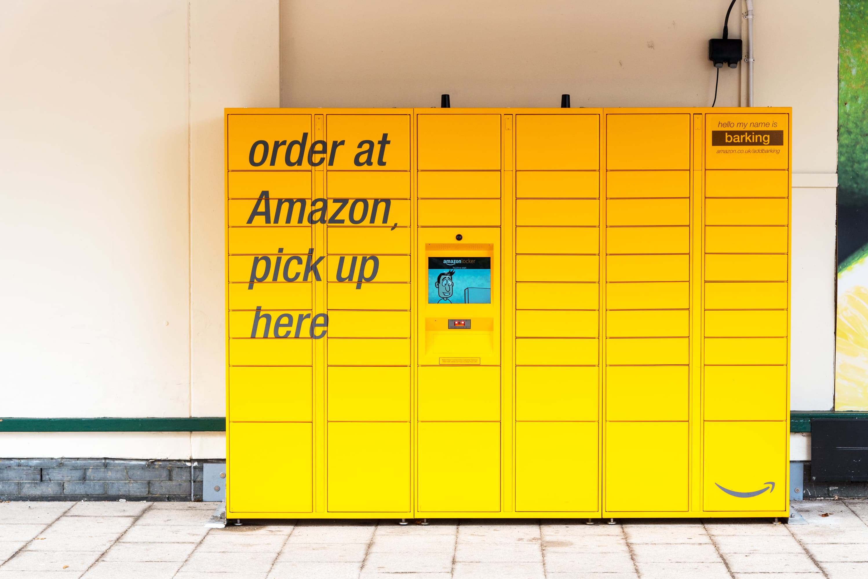 Amazon edition. Amazon pick up Locker. Automated pick-up Locker. Picking Amazon. Amazon Drop Box.