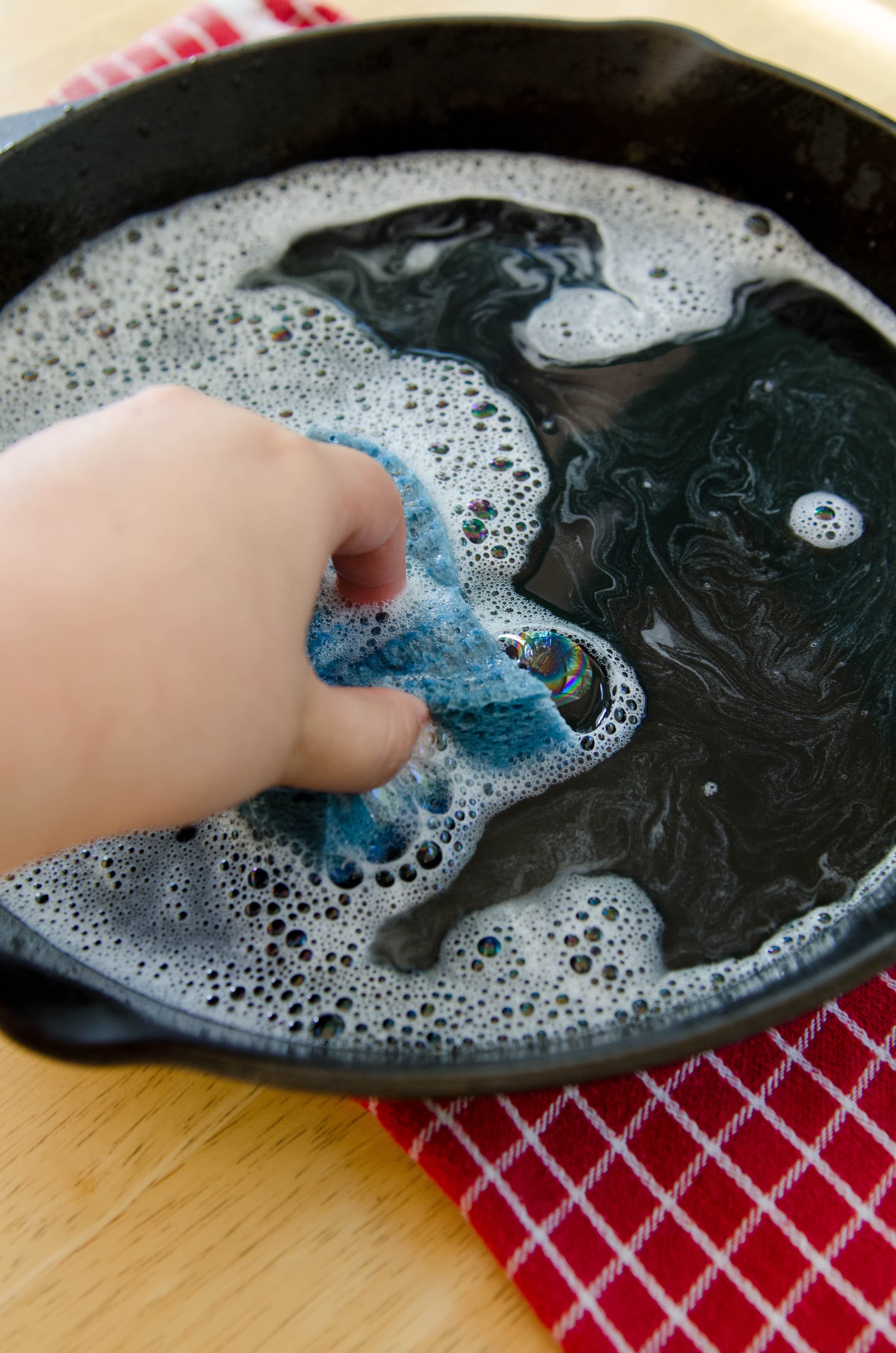 Отмыть сильно загрязненную. Сковородка с водой. Грязная посуда. Сильноотмывающее посуда. Пригоревшая сковорода мытье.
