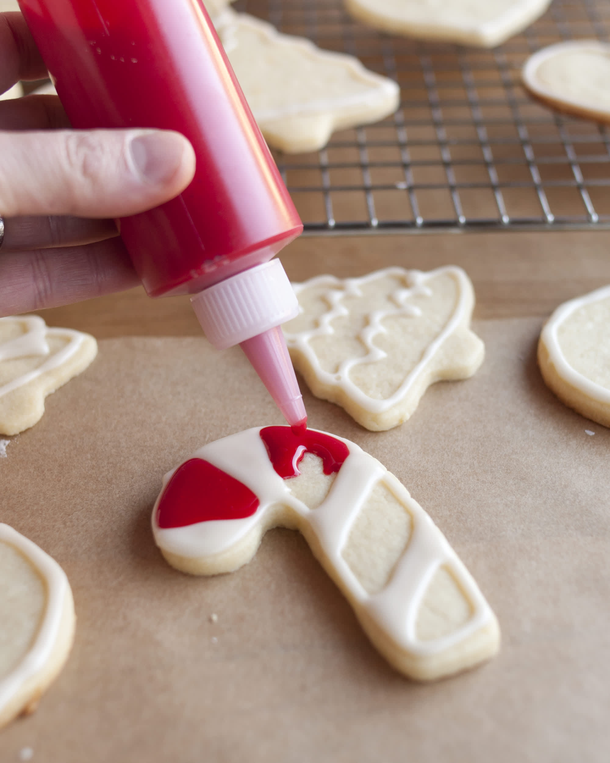 Easy squeeze bottles, perfect for decorating cookies. Royal icing