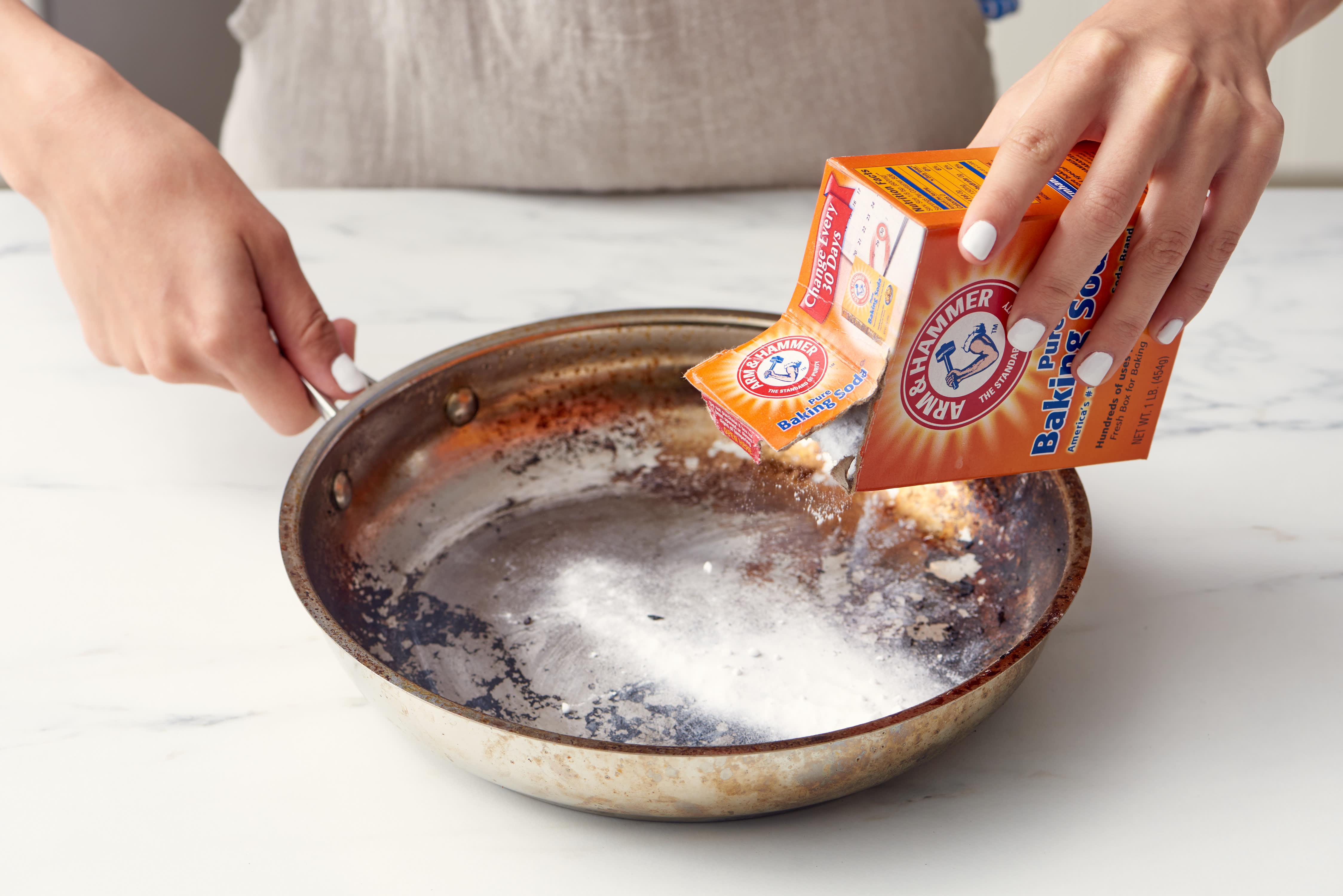 Cleaning Pan With Baking Soda  