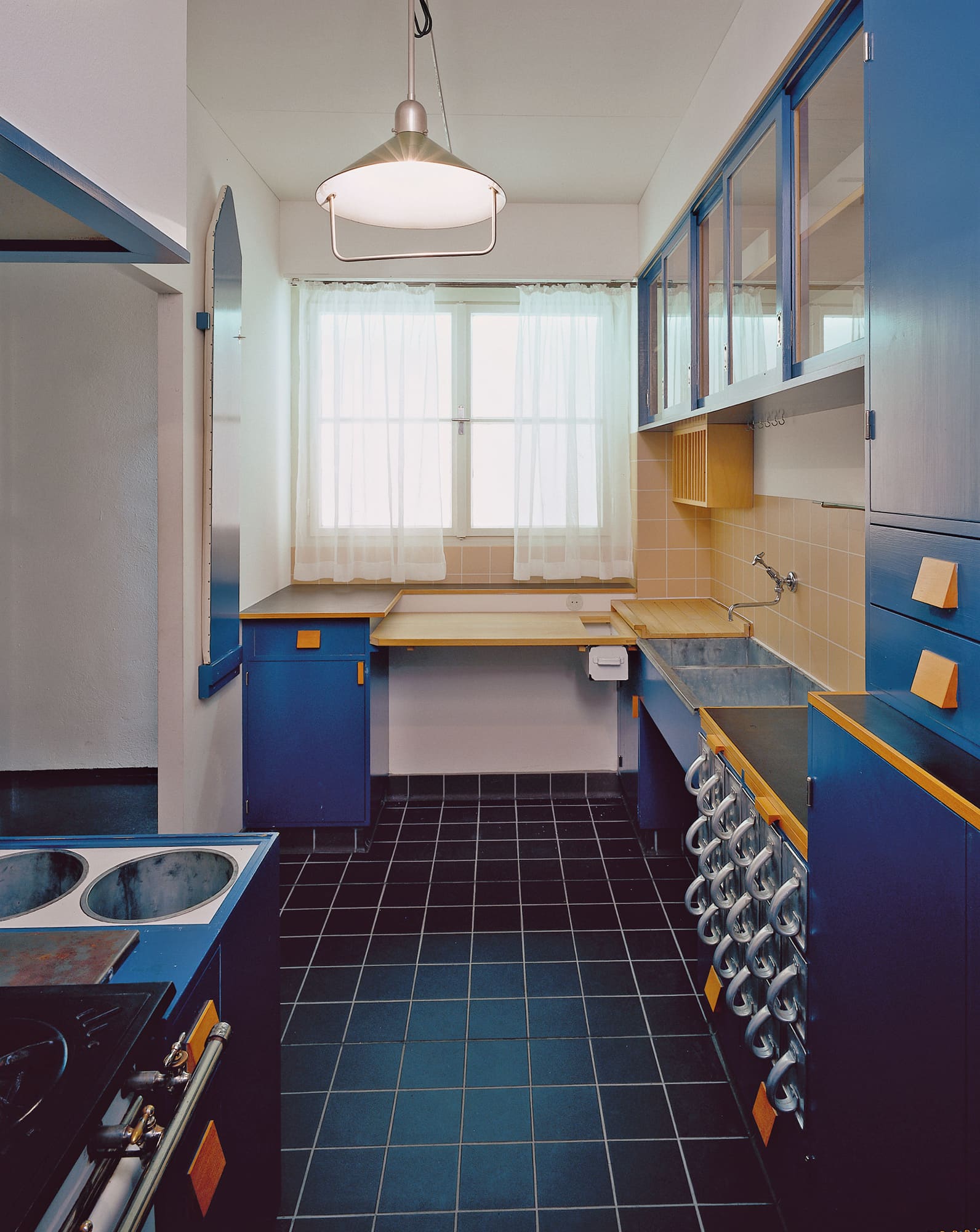 A Brief History Of Kitchen Design From The 1930s To 1940s Apartment Therapy