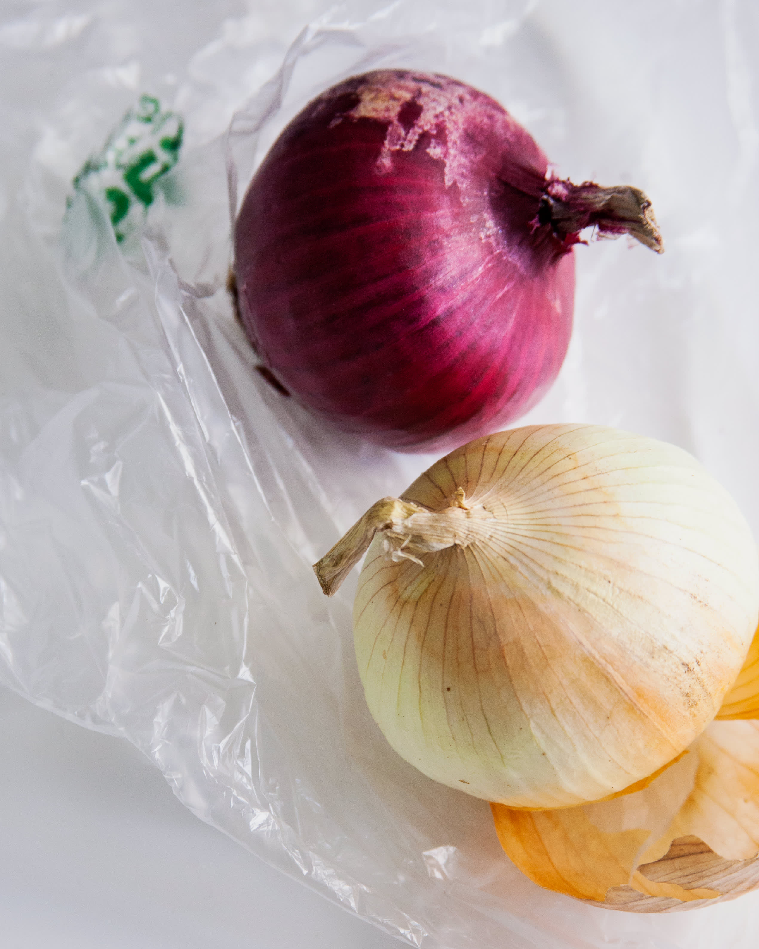 Pronged Onion Holder Helps Slice Onions Quickly and Easily