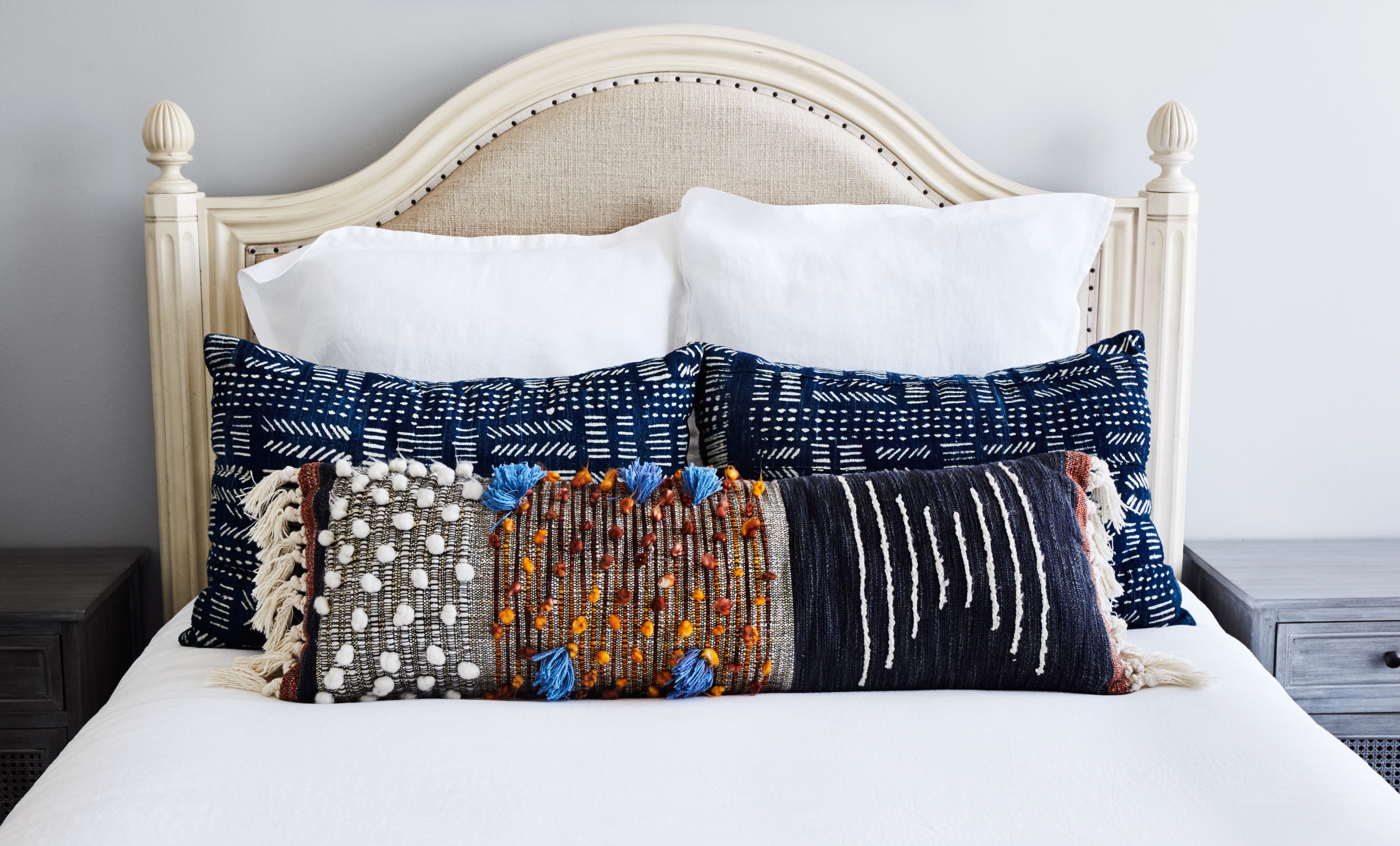 How to Style Pillows on a Bed 3 Different Ways 