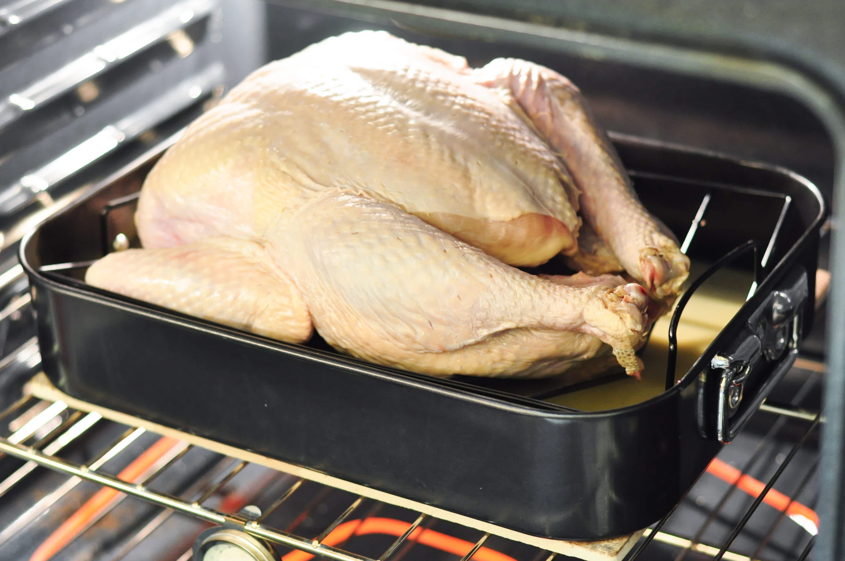 Cooking & Kitchen Tips : How to Use a Turkey Roasting Pan 